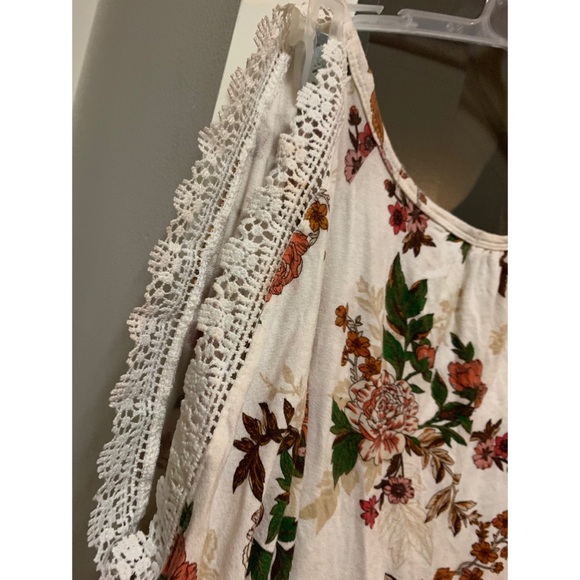 Maurices - Lace Cold Shoulder Floral Top - Size 3 - Picture 2 of 3